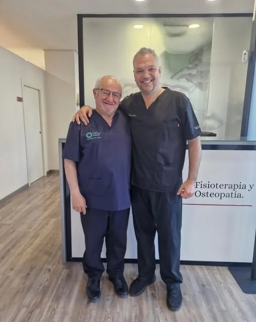 Antonio López Gómez junto al Dr. Esparza en la recepción de la clínica