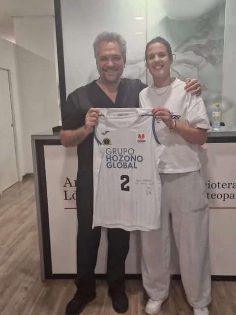 Antonio con Txell Alarcón, jugadora de baloncesto profesional, sosteniendo su camiseta