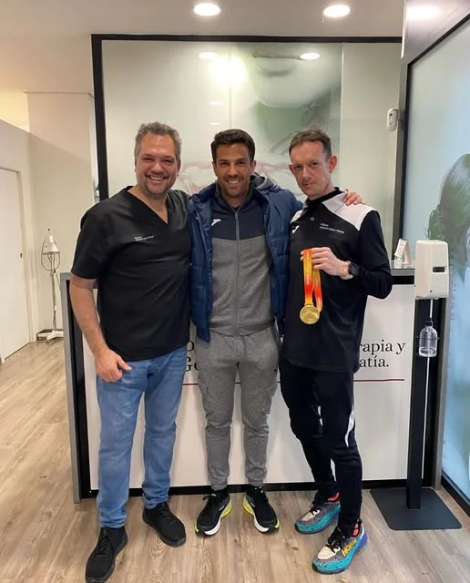 Miguel Ángel López con su medalla de campeón de España de marcha en la recepción de la clínica