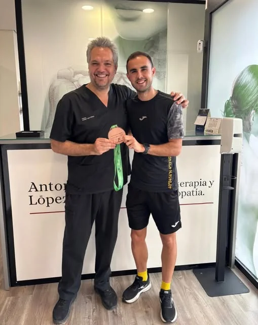 Un marchador de la selección española con su medalla de bronce del Mundial