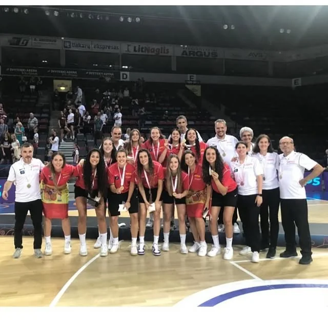 La selección española U20 femenina de baloncesto con la medalla de bronce europea de 2023