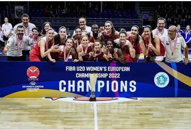 Antonio con la selección española U20 femenina de baloncesto, campeona de Europa en 2022