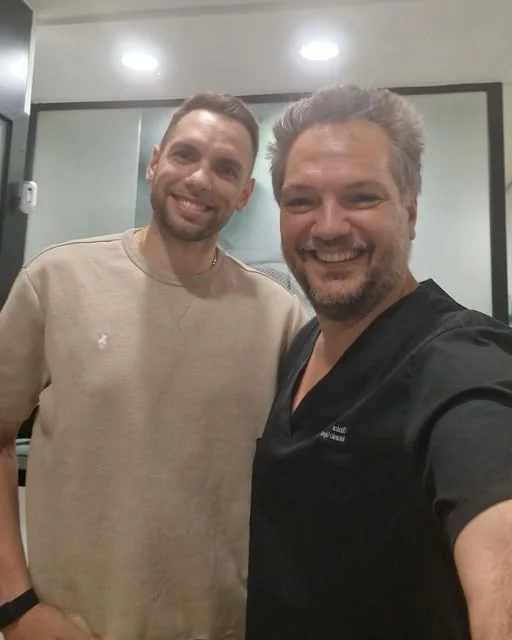 Antonio con el capitán de la selección española de voleibol en la clínica
